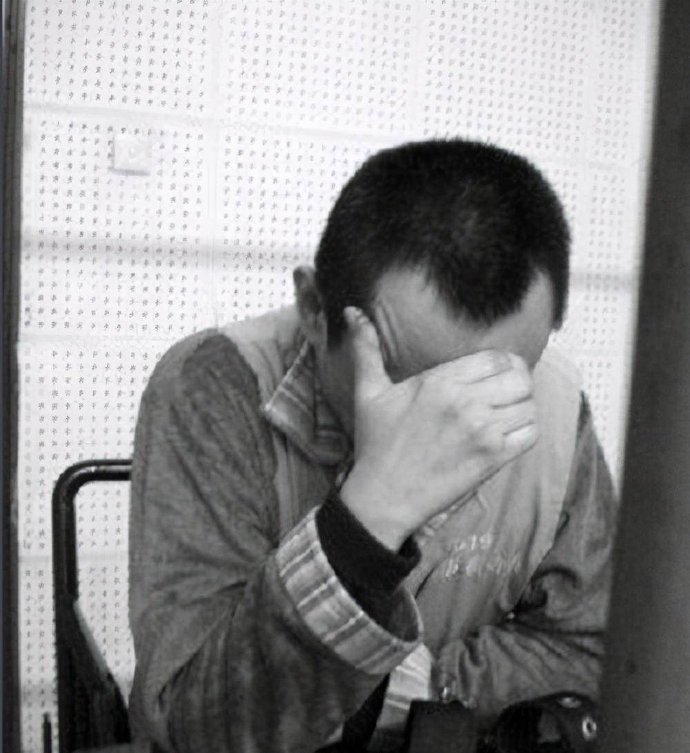 随着时间的推移,李代明的同伙都相继落网,唯独李代明潜逃在外.