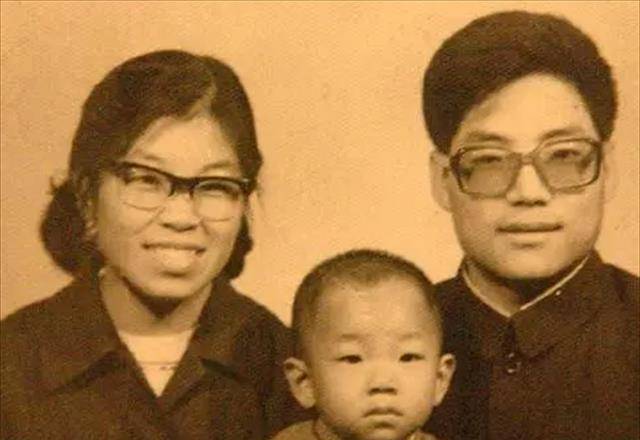 1999年,北约轰炸中牺牲的记者邵云环,今丈夫未娶,儿子继承遗志_中国