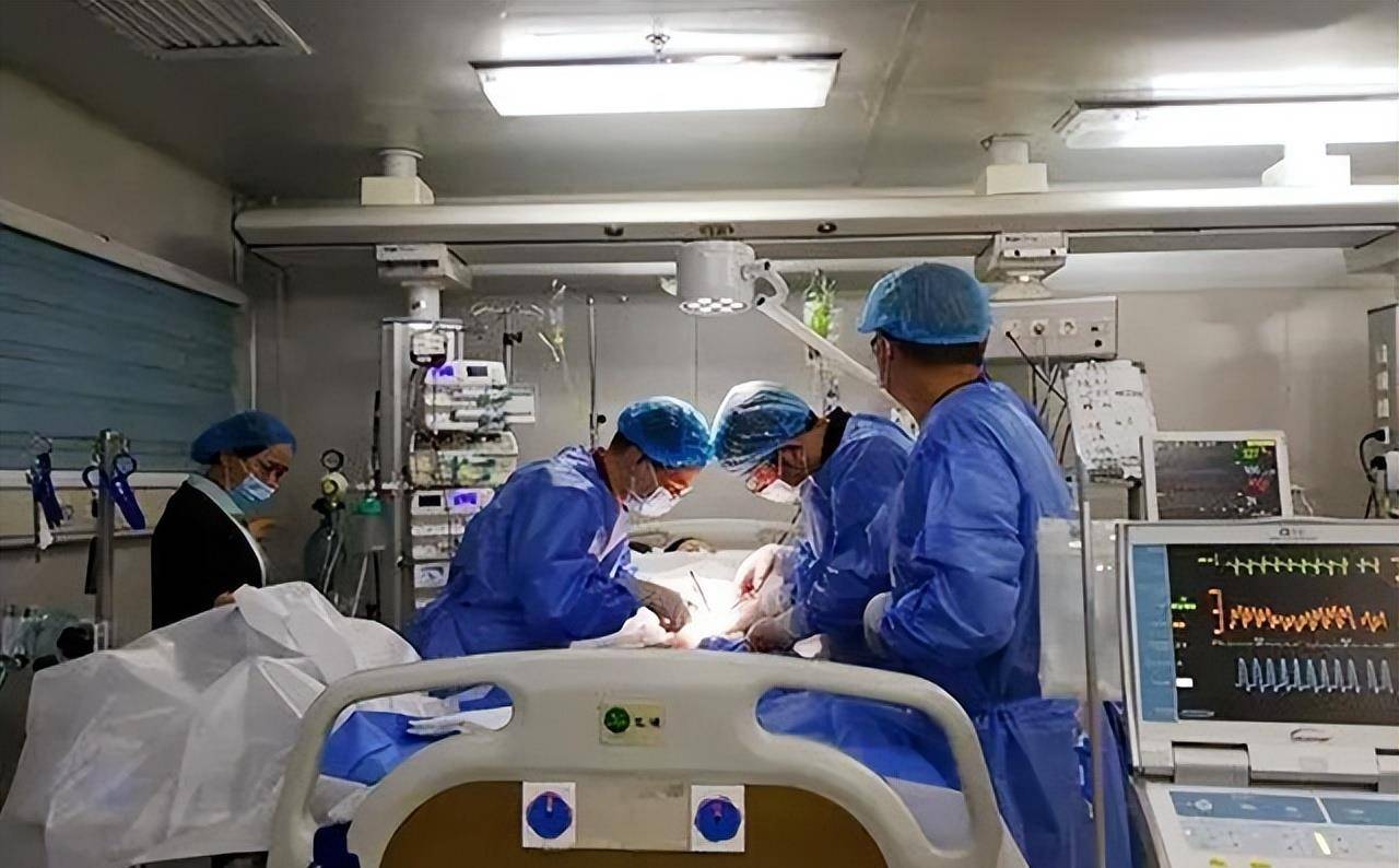 加上左腿已经溶了,右腿重创性骨折,心跳,呼吸,脉搏基本上都没了.