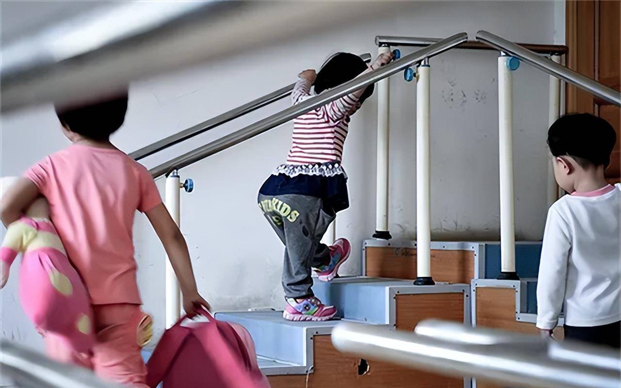 可是琪琪从来没有哭过一次,只会咬着牙,不吭声,继续独自扶墙练习走路