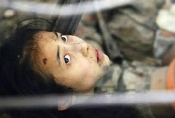 汶川地震中,在废墟下打手电看书的"读书女孩",现在怎么样了?