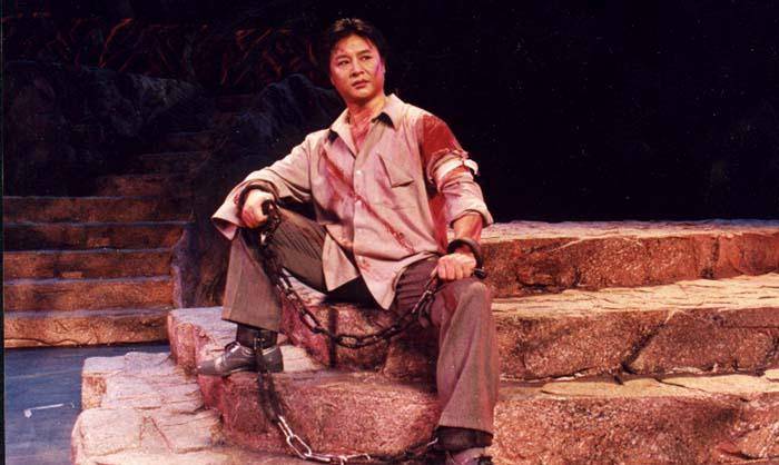 他策反白公馆看守,率18人越狱成功,狱中事迹写成小说