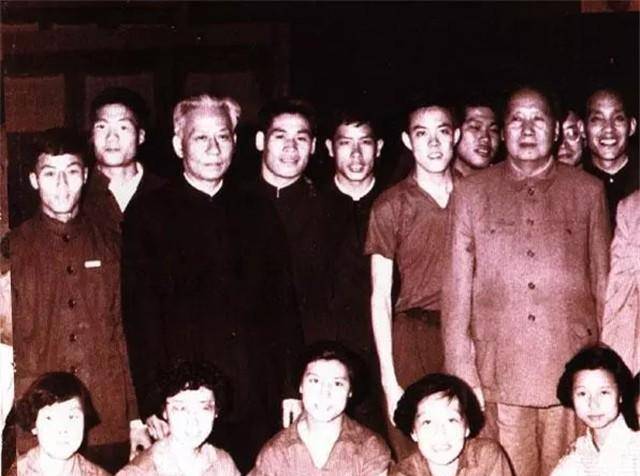 中国第1个世界冠军获得者容国团,17岁身患肺结核,31岁自杀了_香港