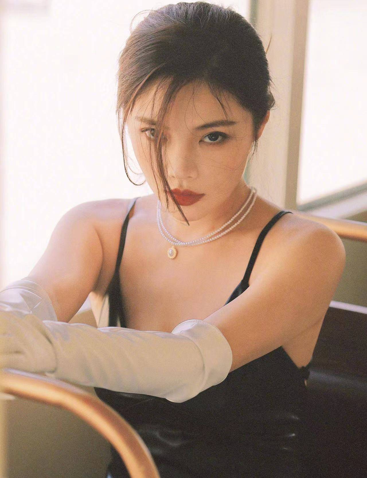 作为娱乐圈的性感女神,徐冬冬一直以她火辣的身材和健康的形象受到