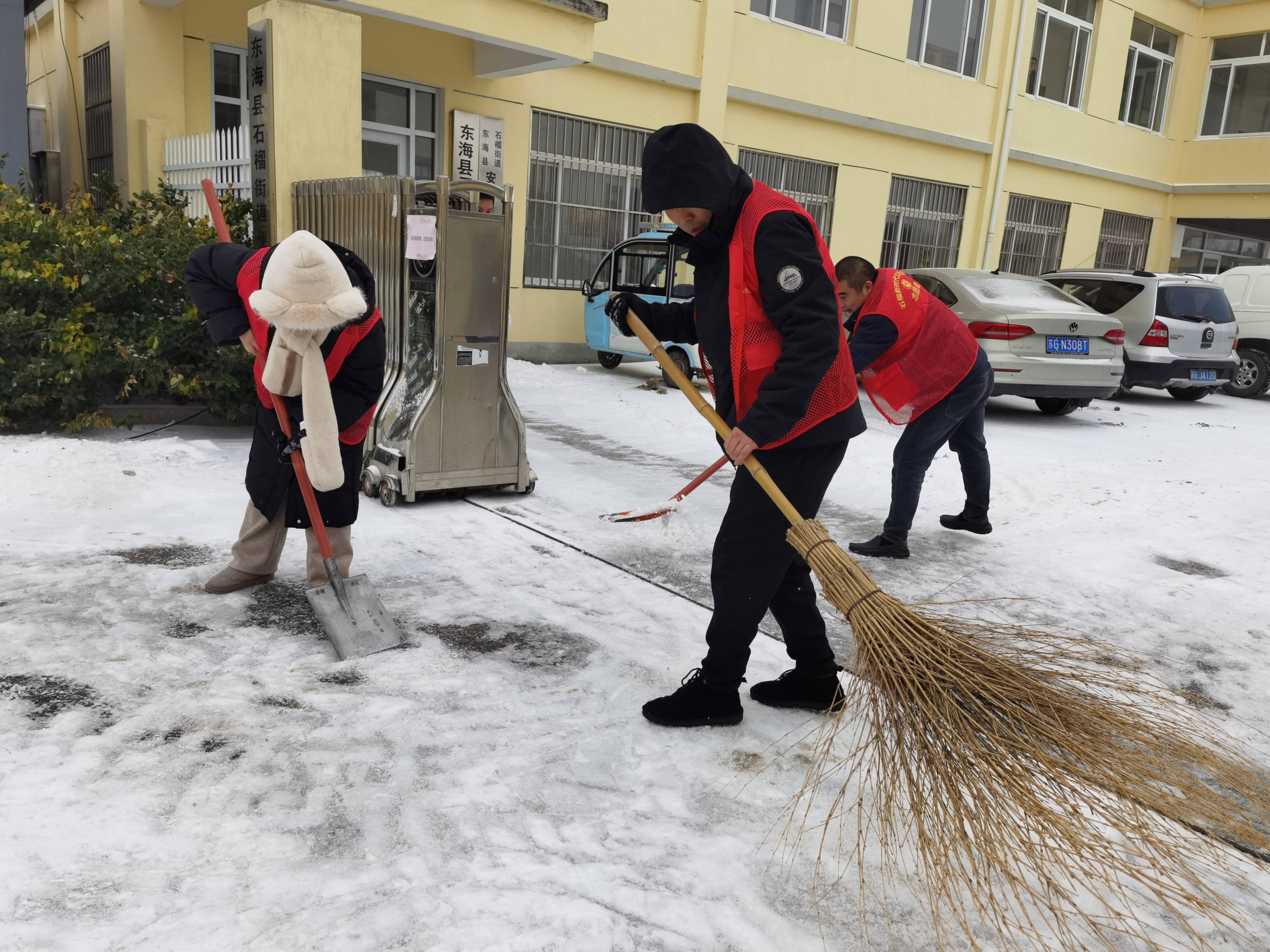 东海县石榴街道:冰雪无情人有情 最美不过"志愿红"