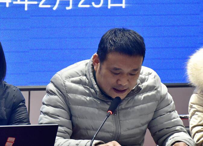 王小红送给老师们四个词:收心,启程,坚持,发展.