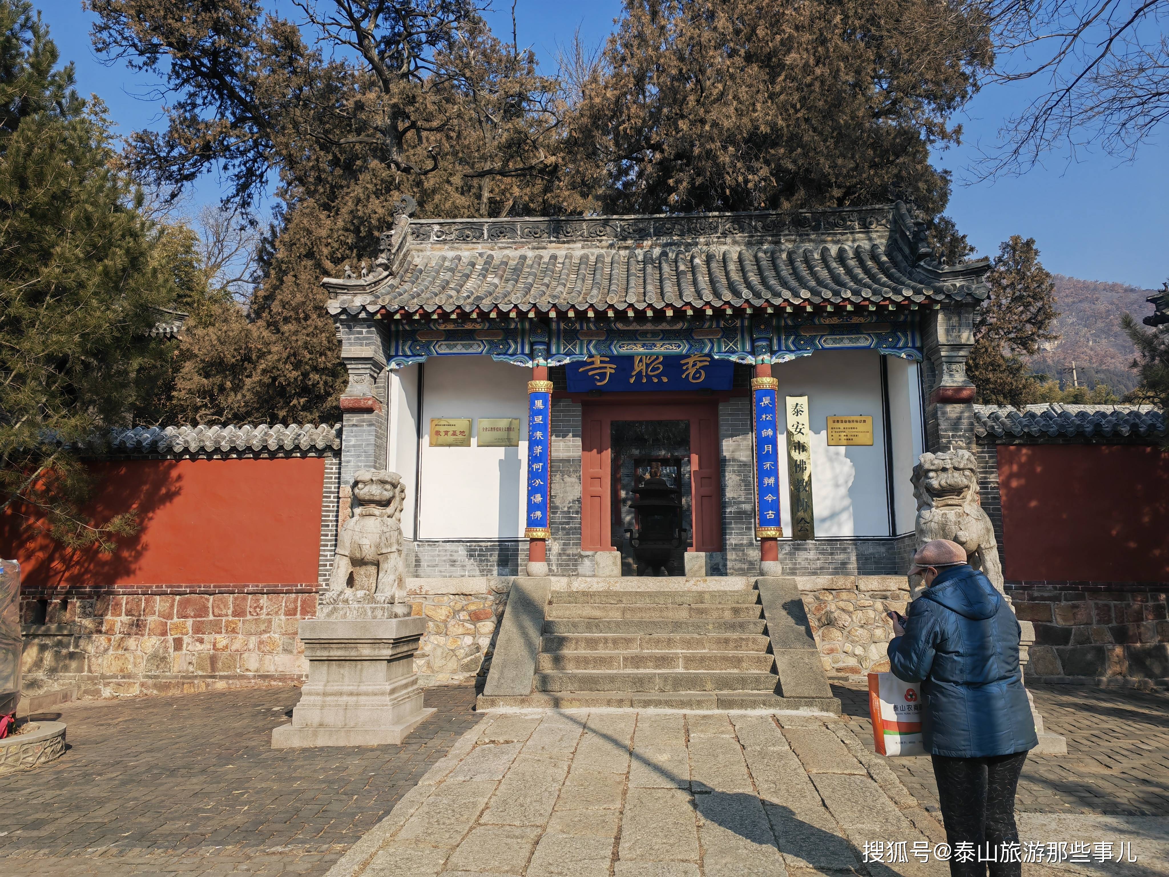 主要景点有:荷花荡,位于普照寺门前西南向.