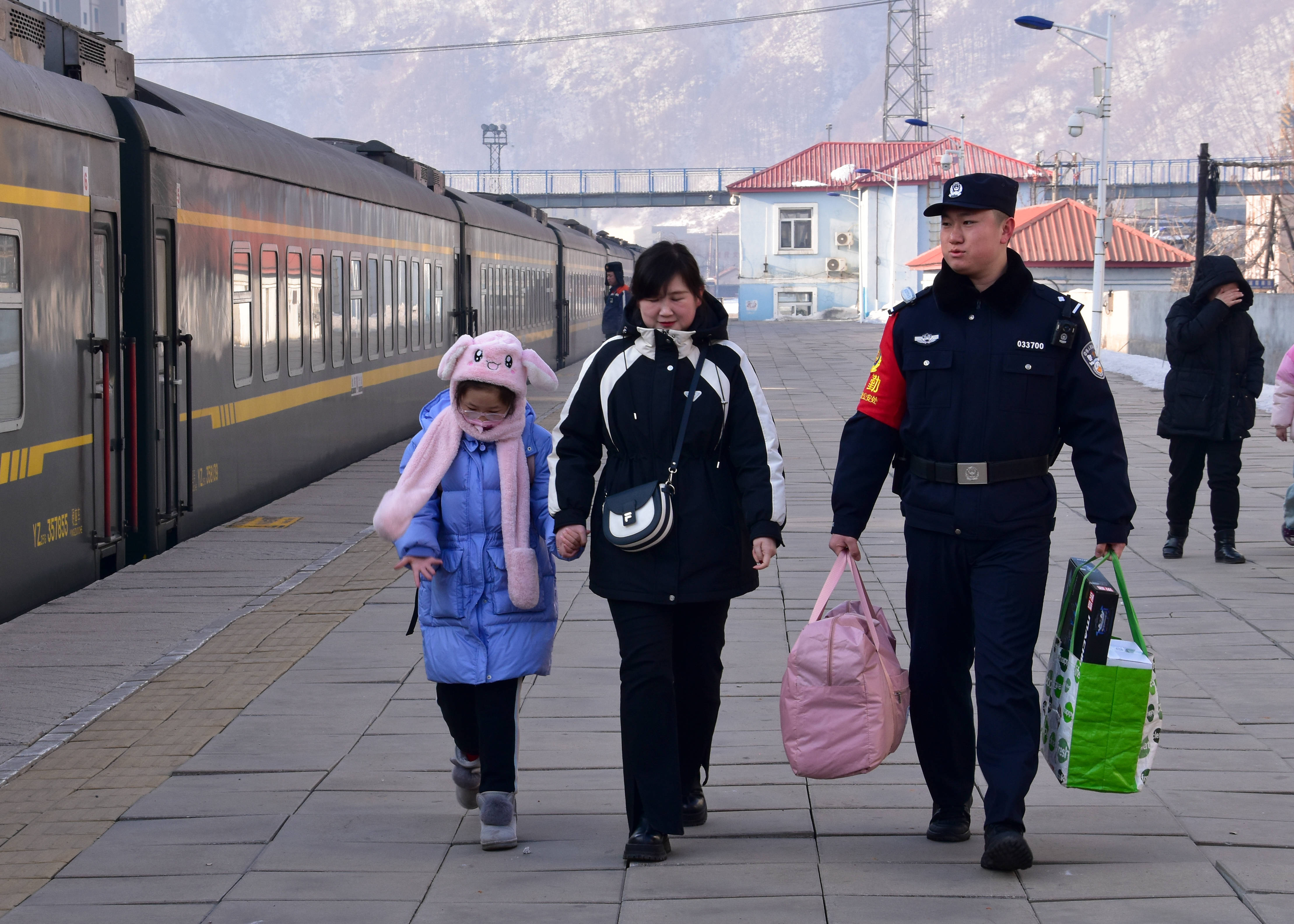 《暖心服务》包头铁路公安处 袁磊 摄  2月15日,包头车站派出所民警