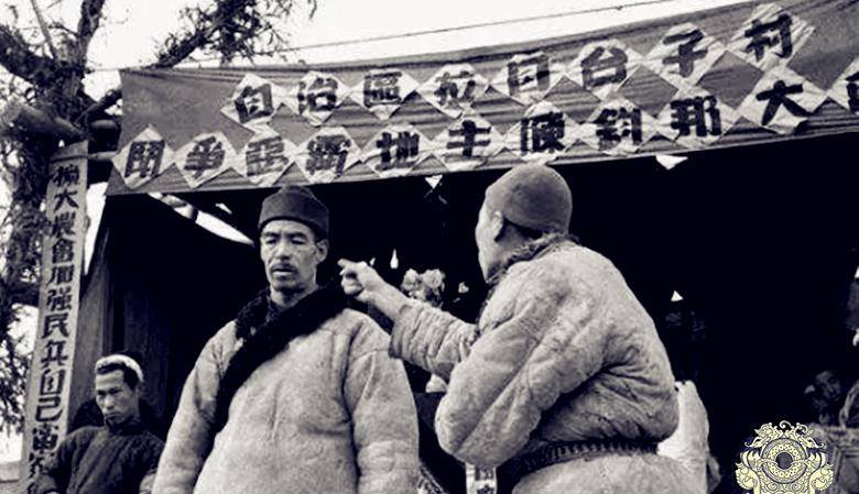 50年代批斗地主的真实场景:百姓怒指地主,地主老婆坐在地上哭闹_剥削