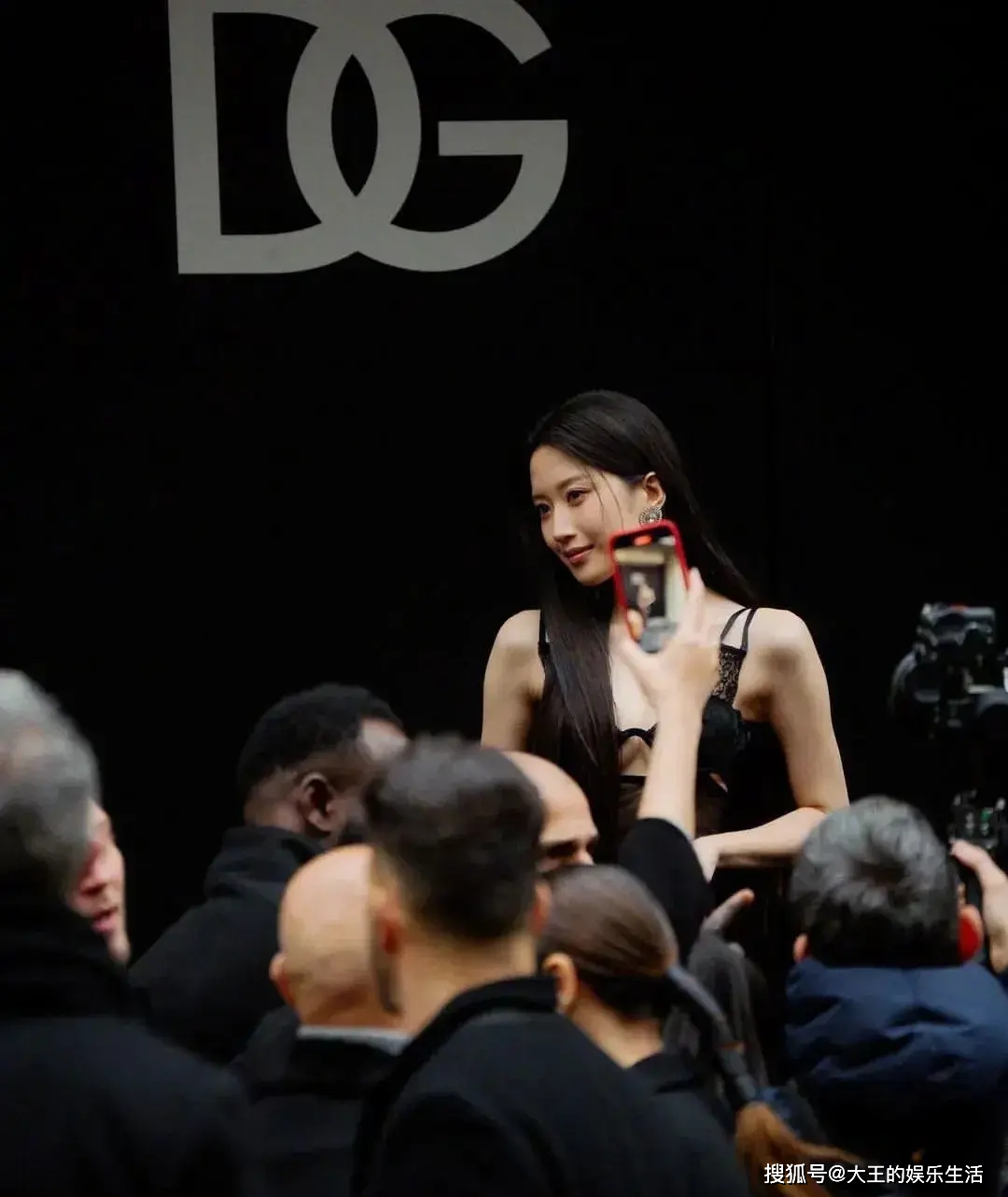 文佳煐时装周黑色透视裙引热议,正式场合穿情趣内衣,认真的吗?