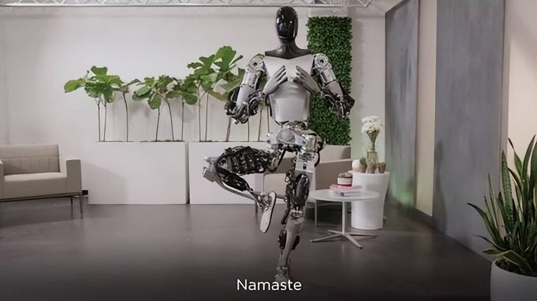 马斯克公开像人一样走路的机器人视频,两天内点击量达7500万次