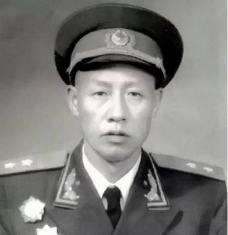 抗战结束后"中央胡子"绑了我军司令员,匪首却连声