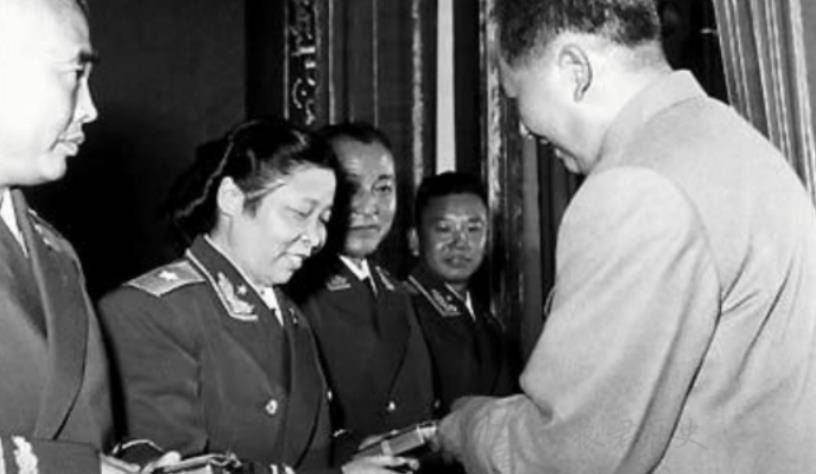 1955年李贞向丈夫提出离婚,甘泗淇含泪劝道:都怪我没有照顾好你_革命