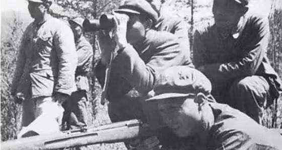 皮定均追悼会,一老兵在遗像前长跪不起:老军长,张