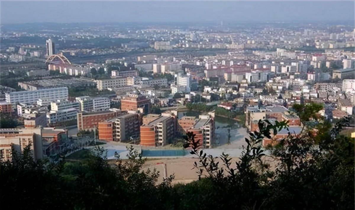 而李德生老将军生长的陈店乡更是新县脱贫路上的佼佼者,陈店乡在发展