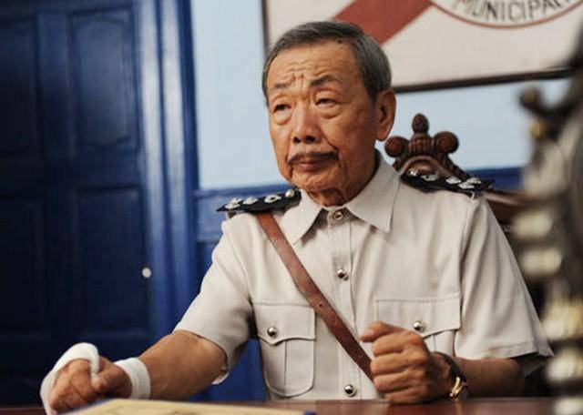 "燕赤霞"午马葬礼:成龙,洪金宝扶灵,刘晓庆献上花圈以示哀思_灵堂