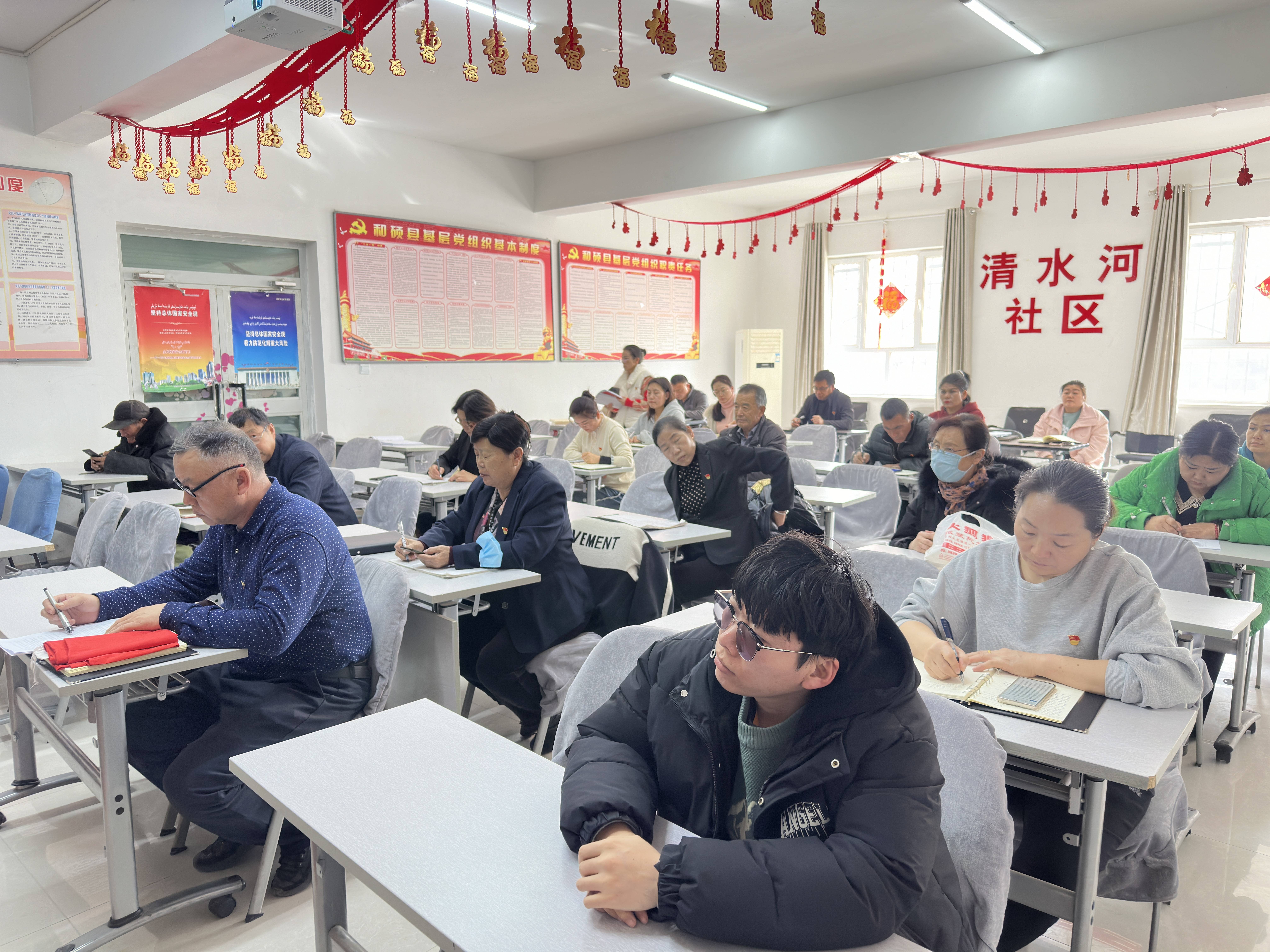 和硕县特吾里克镇清水河社区开展"学家庭教育,做智慧家长"主题宣传