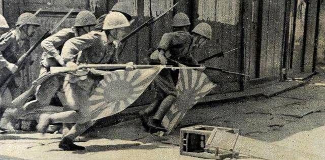 婴儿,在死去的母亲身旁的血泊里滚爬,其惨状触目惊心_日军_群众_刺刀