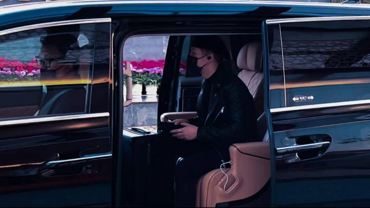 第一眼,王嘉尔好帅! 第二眼,这不是腾势d9吗!_搜狐汽车_搜狐网