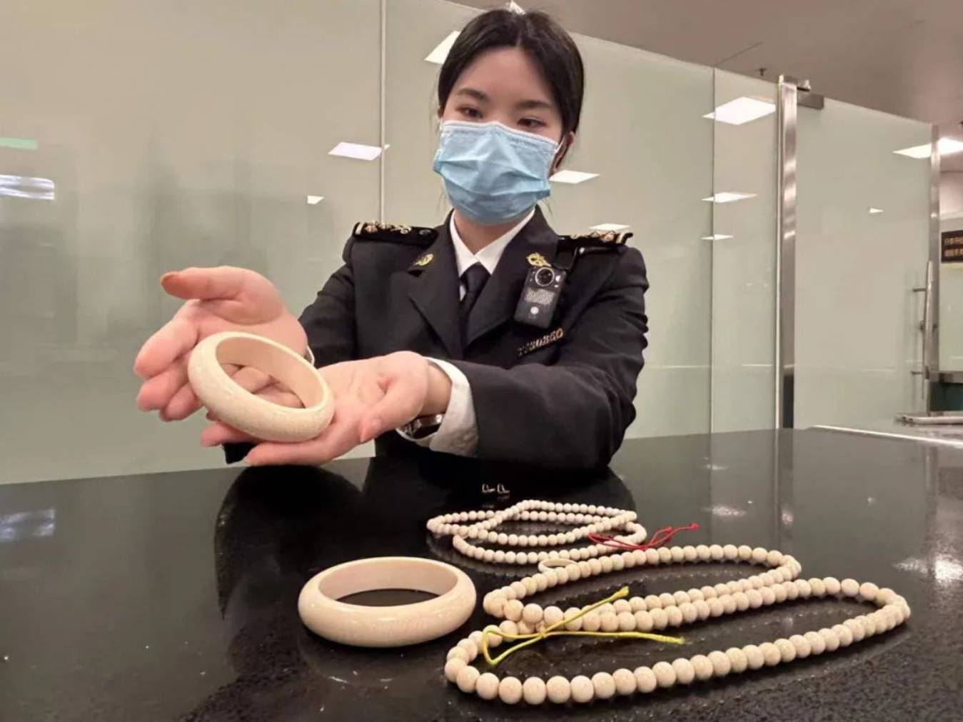 现场关员通过行李x光机检查时,发现其携带的行李箱内疑似装有材质异常