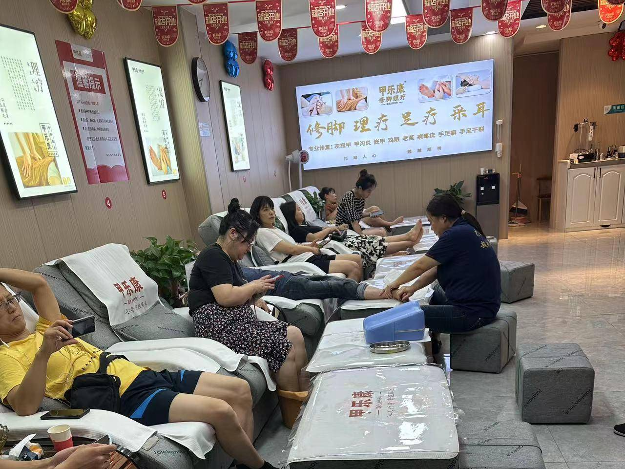 **郑远元修脚**:该品牌注重为顾客提供舒适的修脚体验,使用的工具和