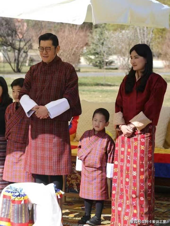 不丹王后佩玛亲姐露面,姐妹两简直长得一模一样,同时嫁给不丹国王两