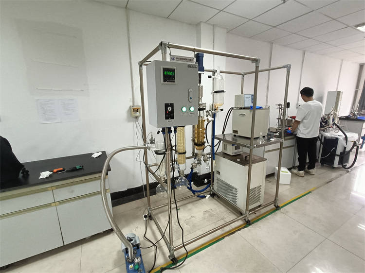 檀香提取物中分离纯化 α- 檀香醇和 β- 檀香醇