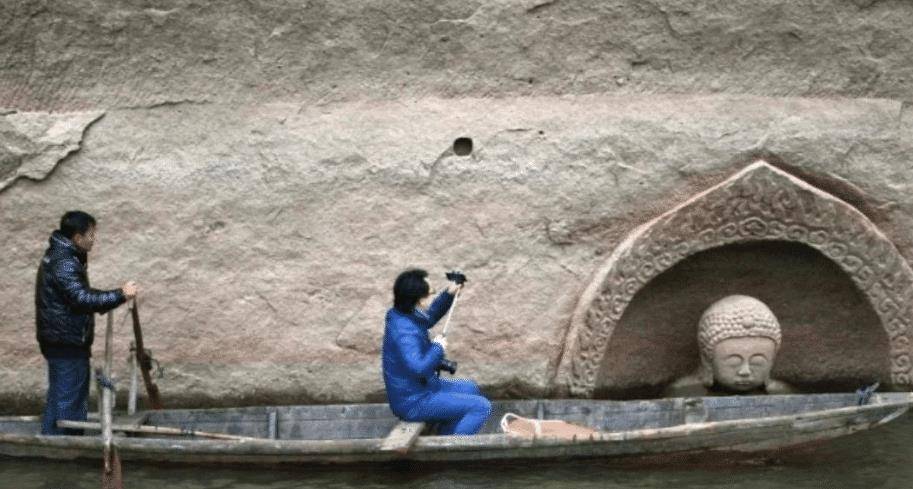 洪门水库,正要感叹旱灾无情时,水库中央一个硕大的佛身头像出现在水面