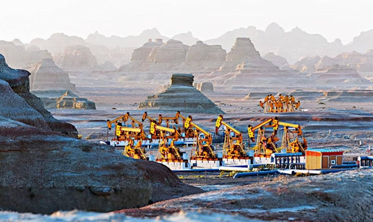 新疆老人好奇带回山顶黑水,让国家发现大宝藏,至今已