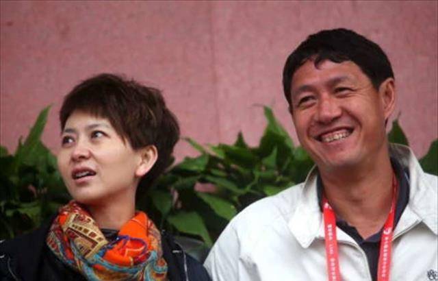 前国脚黎兵与歌星甘萍近况:他足球事业不顺利,她52岁仍显年轻_球迷