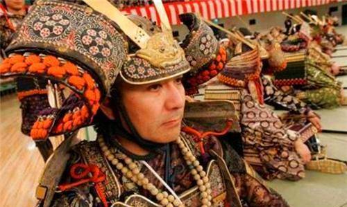 日本最为传统的切腹中,最为传统的切法,属于十字纹切,根据现代医学