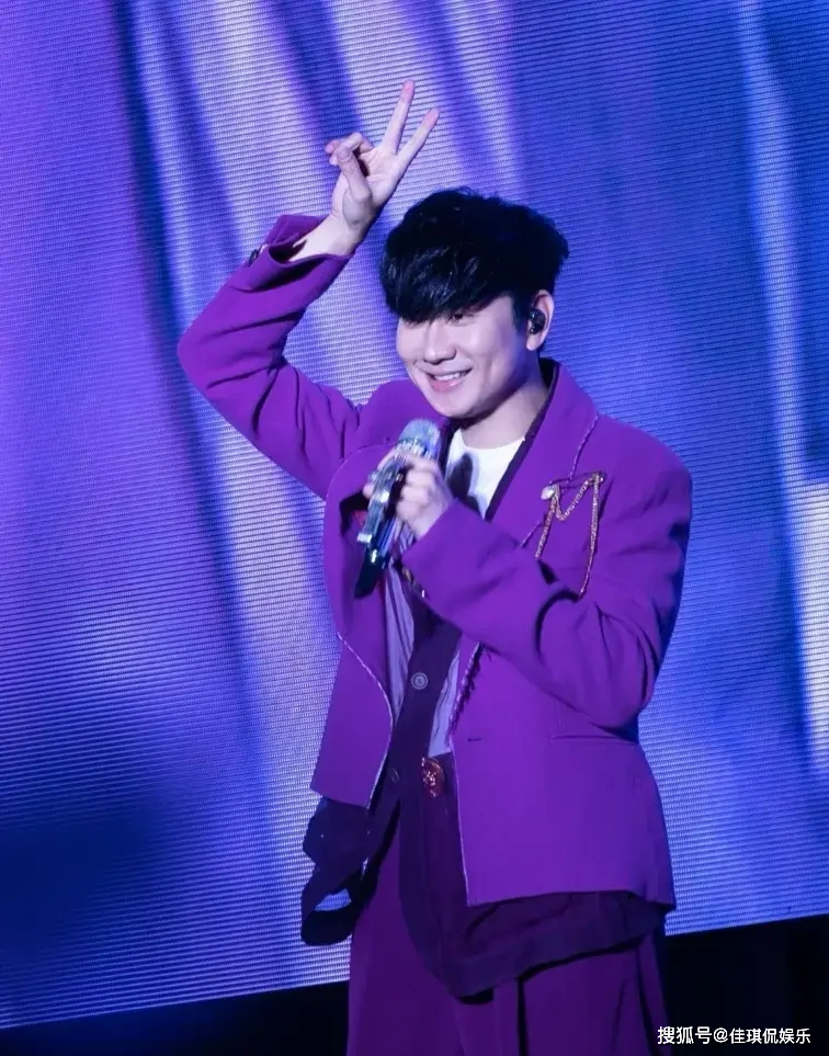 林俊杰在机场被甩墨水,私生饭趁机占便宜,引发热议_事件_明星_行为