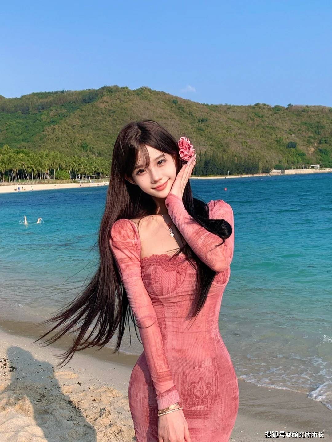 春夏海滩柔情20岁少女时尚穿搭:唯美粉色长裙 气质尤物的穿搭秘籍