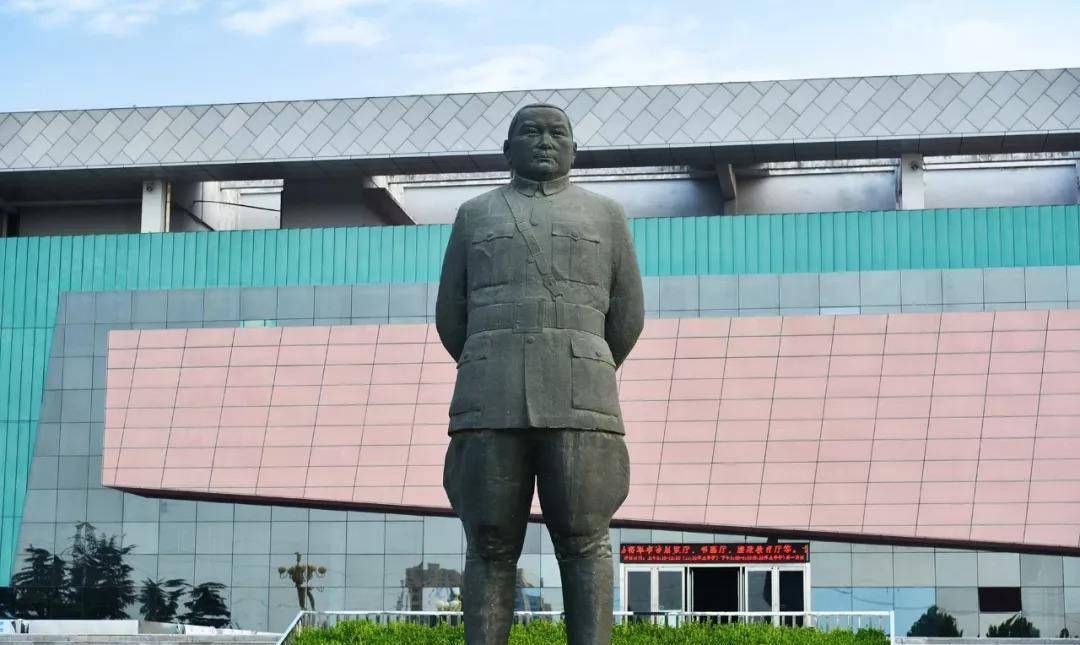 吉鸿昌在7月7日,率领同盟军攻打多伦,战争打响后异常的激烈,我军的