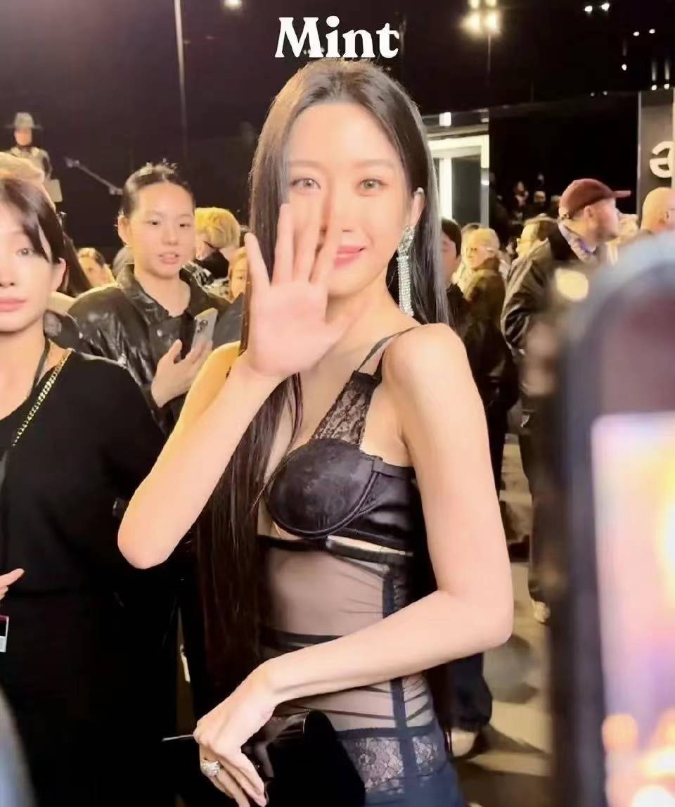 韩国女星文佳煐惊艳秀场,黑色蕾丝套装引领娱乐时尚新潮流!