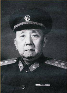 军区副司令韦杰正在办公,有位中将闯了进来,韦杰说:原来是你?