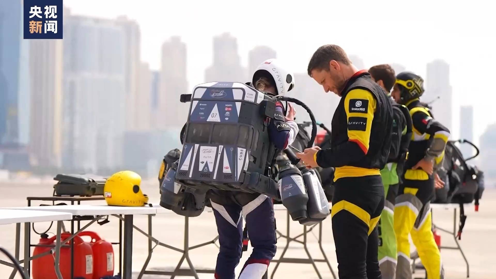 真“空中飞人”！首届喷气式飞行服大赛在迪拜举行-搜狐大视野-搜狐新闻