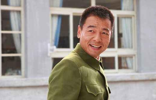 曾是警察出身,为拍戏与父亲断绝关系,老婆原来是塞娅公主_王挺_生活