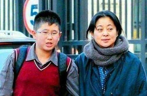 倪萍两次离婚,为儿子远赴美国治病,说:下辈子不要家庭了