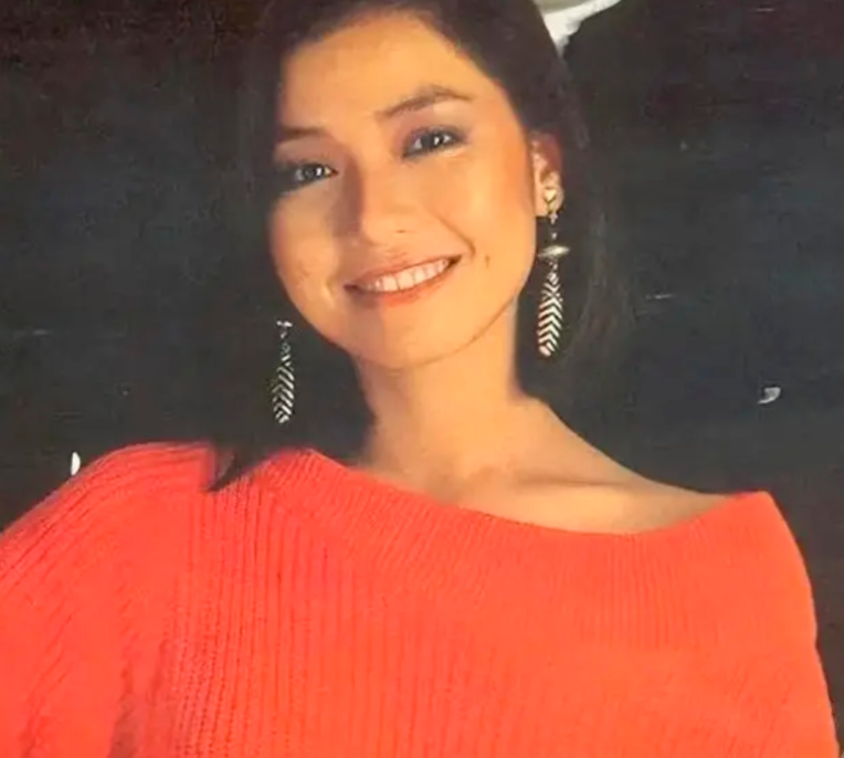 为了不在交通上浪费时间,她连家都不回,就睡在自己的小汽车里.