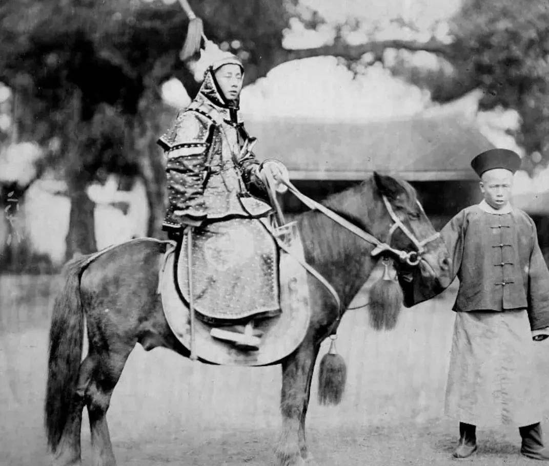 清末照片:爱吃酱猪蹄的瑾妃,骑矮马的武将,五岁的溥仪席地而坐_慈禧