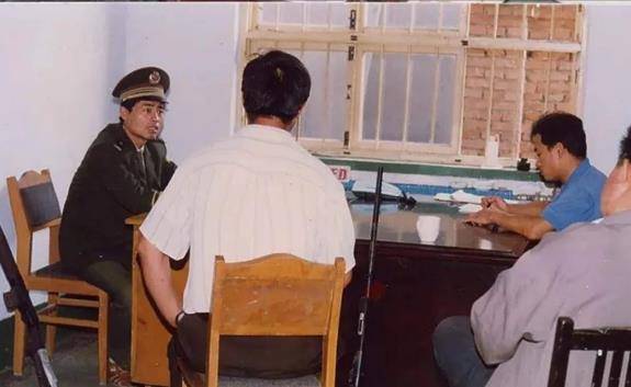 他是《征服》中的神秘大哥,原型更为猖狂,28岁被特警一枪毙命_李建起