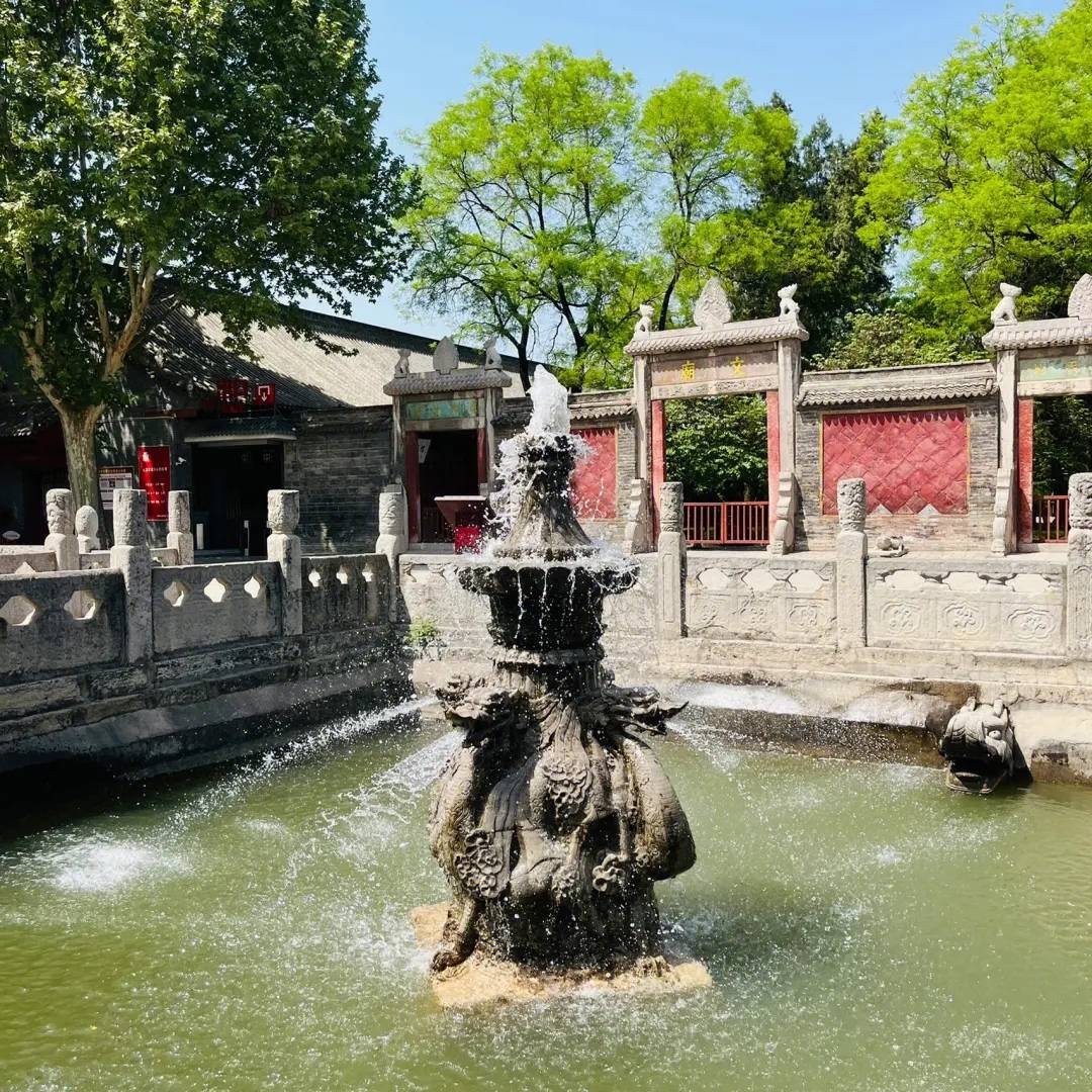 华清宫背山面渭,倚骊峰山势而筑,规模宏大,建筑壮丽,楼台馆殿,遍布