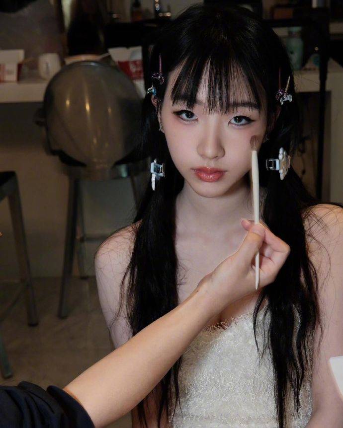 原创小s女儿穿紧身裙大秀好身材灰色紧身裙难掩曲线美完美腰臀比惊艳