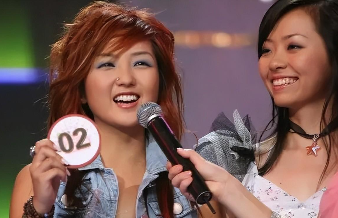 37岁何洁机场素颜生图流出,法令纹颈纹深,成功参加浪姐_孩子_李宇春