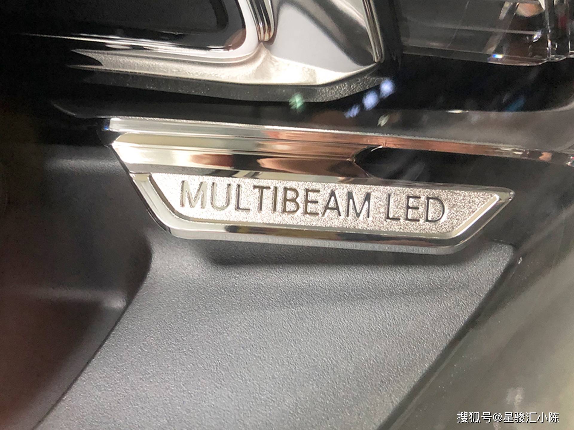 奔驰新款GLS450升级几何多光束LED大灯,提升照明亮度和车辆的美观度_搜狐汽车_搜狐网