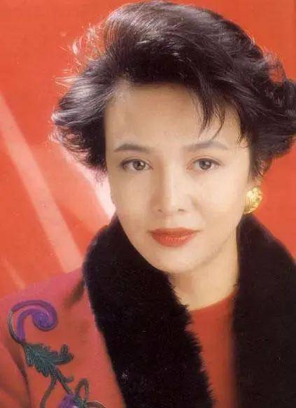 璀璨星光下,郑裕玲的情感选择与人生转折_伴侣_是一种_带着