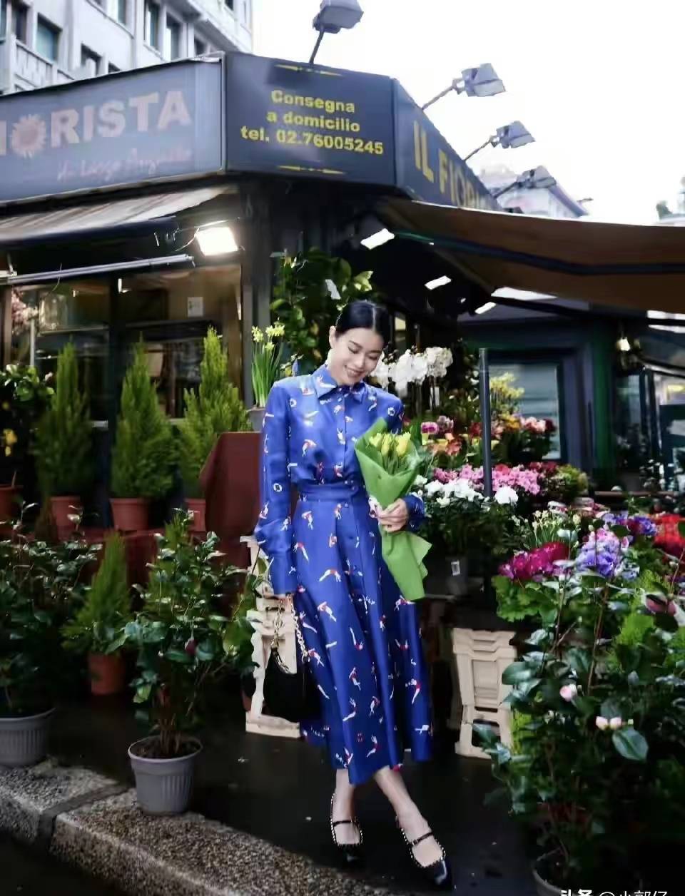 原创胡杏儿知性街拍新风尚海蓝印花配裙装简约黑包点亮全场