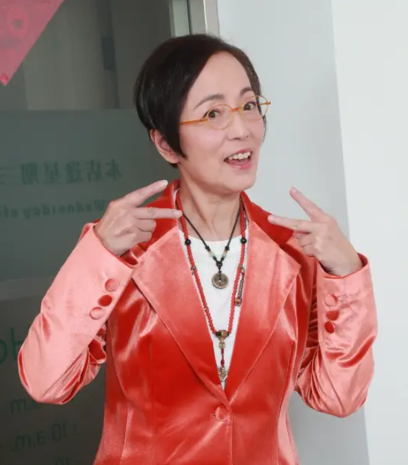 "石榴姐"苑琼丹改行当主播,首场收入破百万,宣称要带