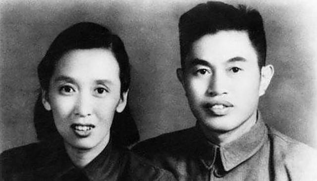 皮定均逝世后,遗孀坚持为革命奔波,次子是少将三子肖